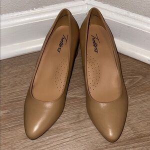 Trotters Tan Heels Classic Leather Pumps